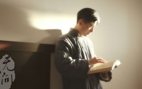 只問敢勇，無問西東